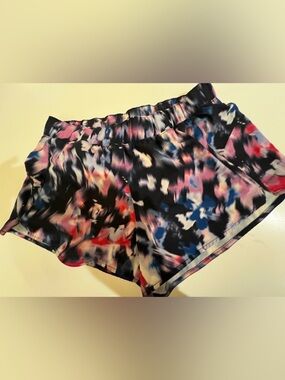 OLD NAVY WOMEN’S TIE-DYED ACTIVE QUICK DRY SHORTS BLACK, PURPLE, PINK ,RED.  MED